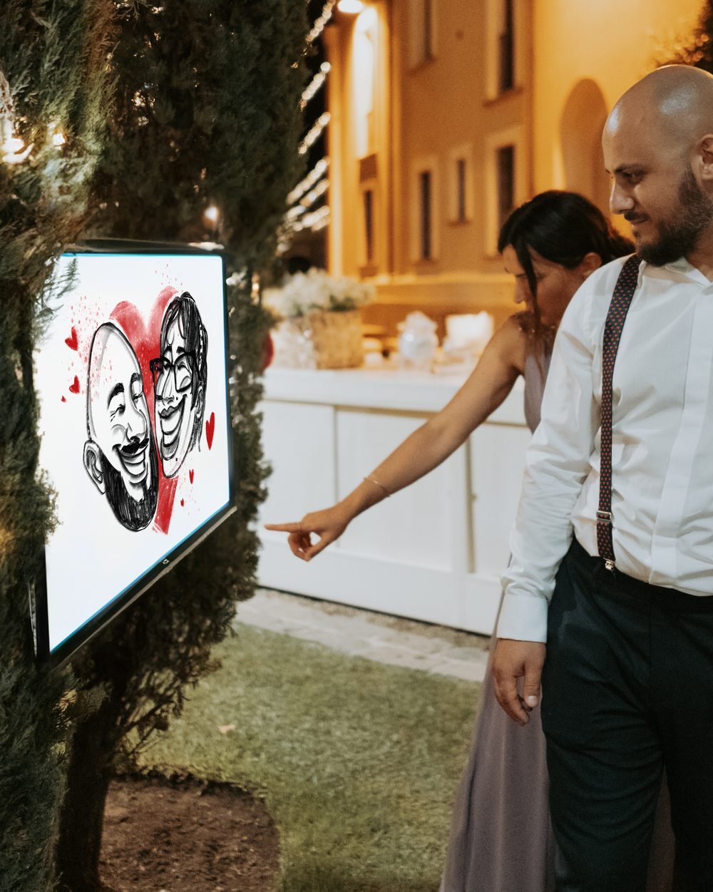 Sposa che tocca il naso del marito guardando la caricatura digitale